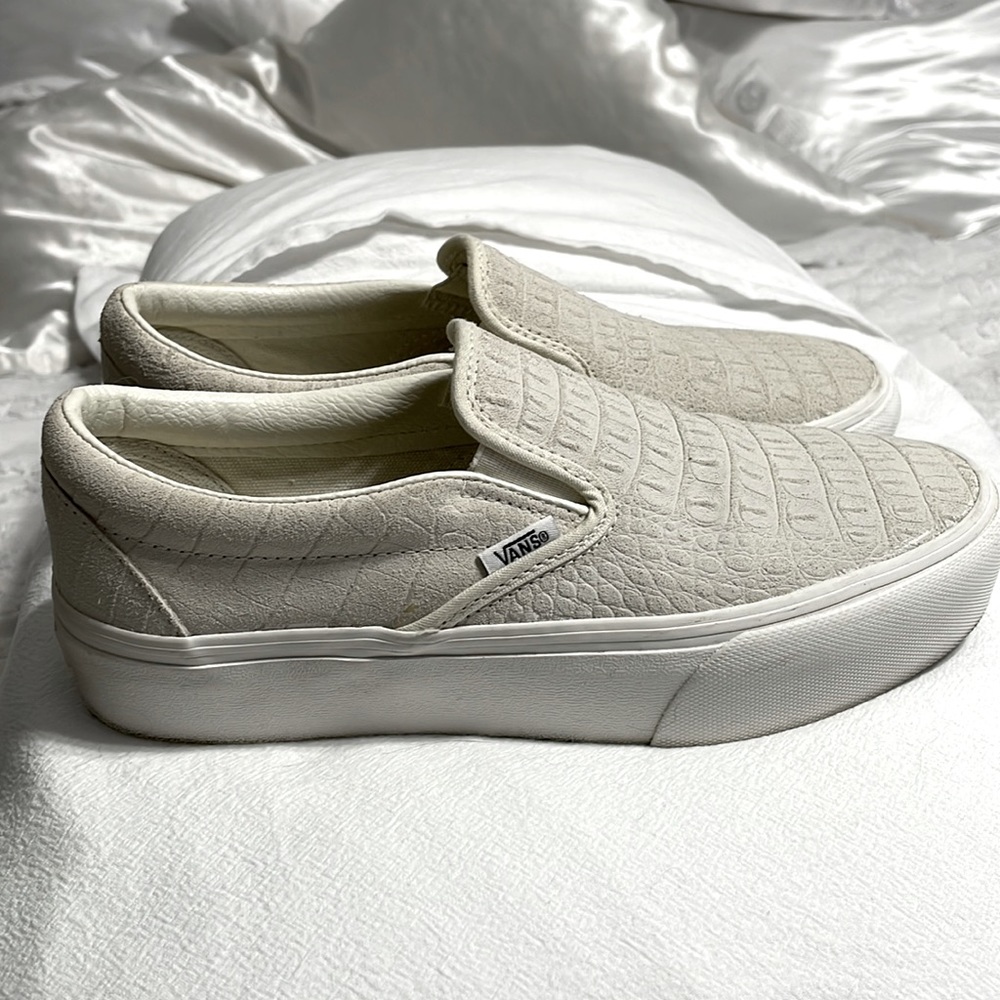 Slip-On Platform off-white / tan suede snakeskin  Size 9